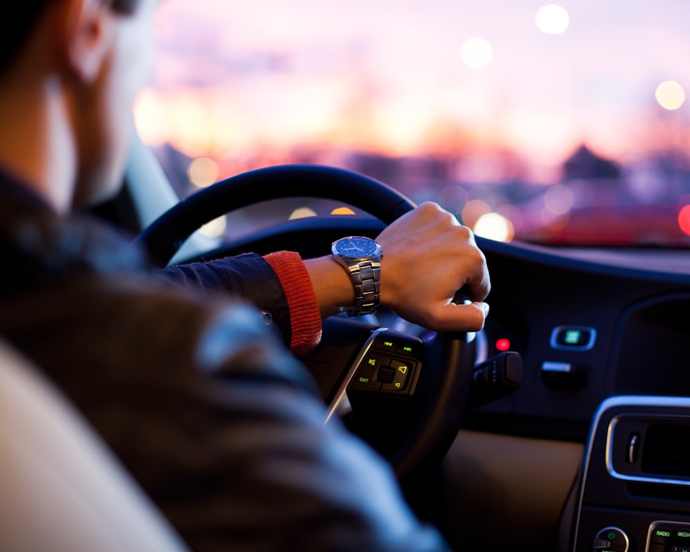 Motorista dirigindo ao entardecer