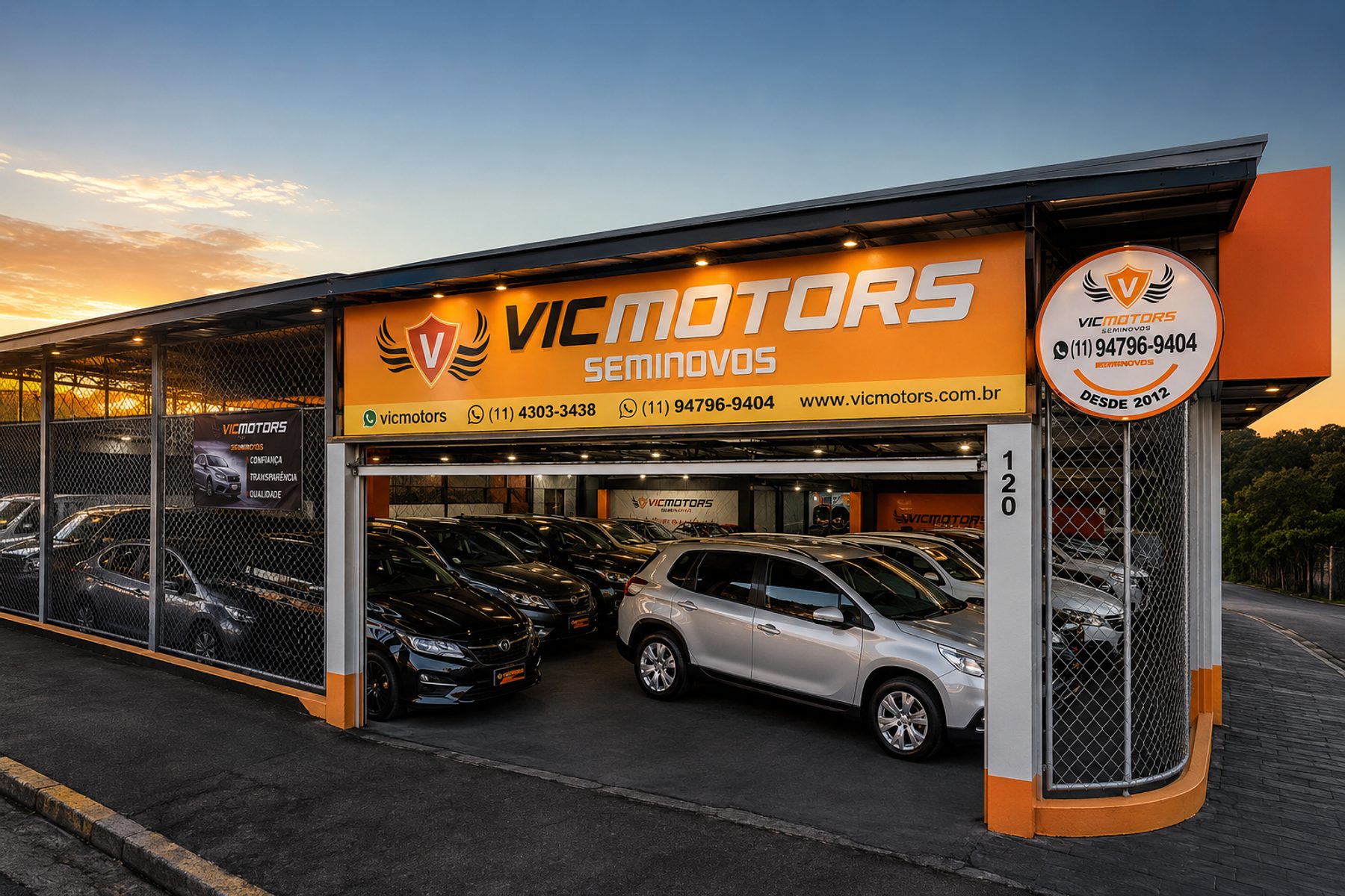 Fachada da loja VicMotors Seminovos ao entardecer